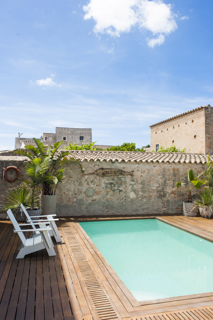 Situé au cœur du village de Sant Francesc, l’hôtel Es Marès tient son nom de la pierre blonde locale. Sa piscine est une oasis rafraîchissante à l’heure de la sieste.