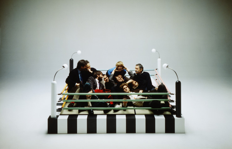 Le groupe Memphis photographié sur le ring Tawaraya conçu par Masanori Umeda en 1981.