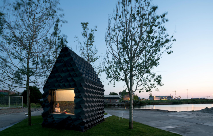 En 2016, le trio conçoit l’Urban Cabin. Imprimé en 3D, cet édifice de 8 m2 installé au bord d’un canal d’Amsterdam revisite l’espace individuel dans la ville, tel un mini havre de paix au milieu de l’agitation urbaine.