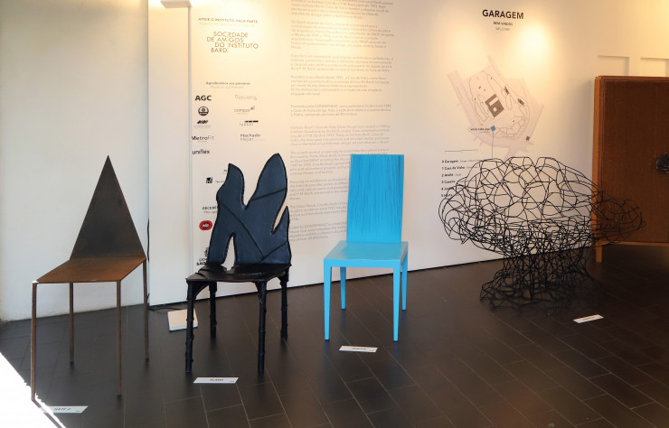 De gauche à droite : les chaises « Hate 3 » et « Flame » de la collection « Uncomfortable », suivies de la chaise « Jenette » et du fauteuil « Corallo ».