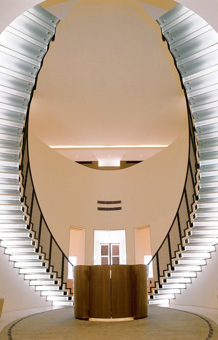 Le Gildo Pastor Center à Monaco et son escalier « comme un colllier » (1996).