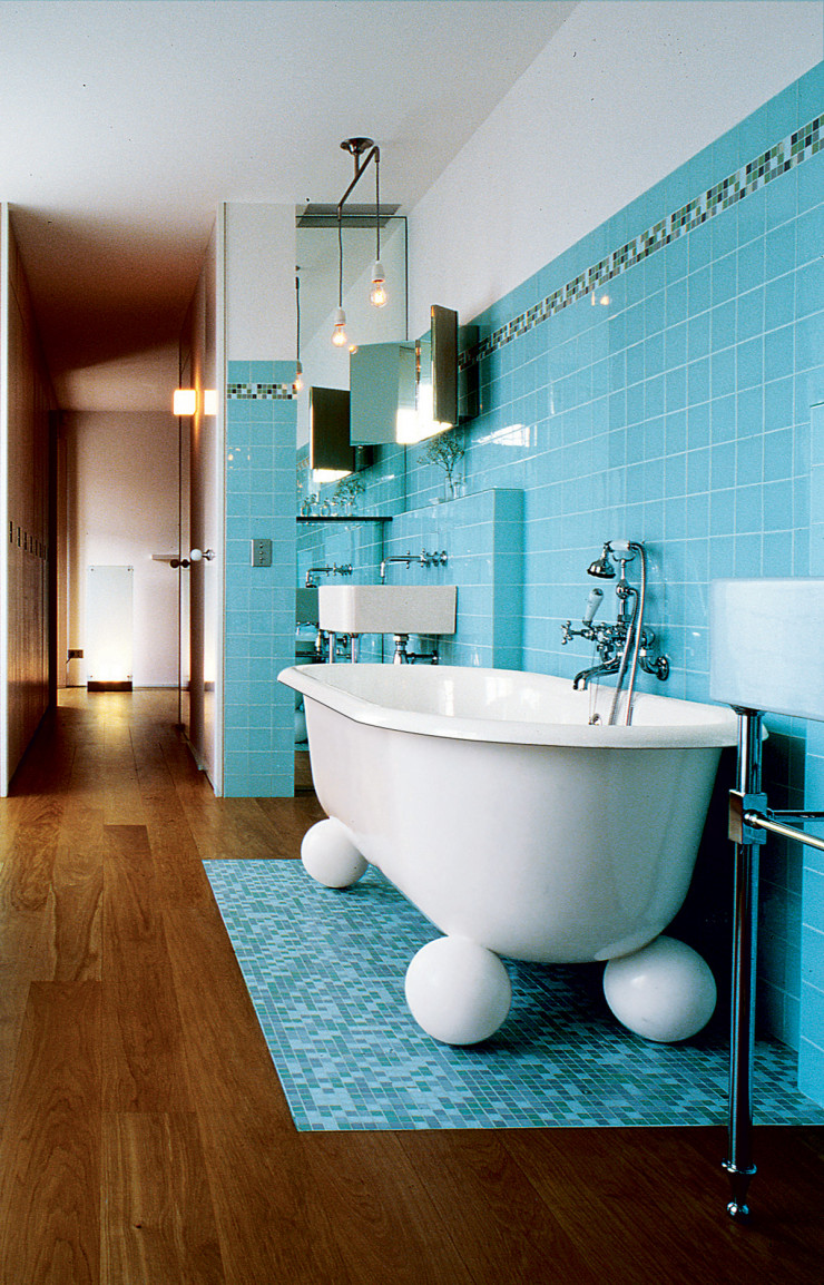 La baignoire aux pieds boules, un classique qu’Andrée Putman a créé pour le Pershing Hall parisien, ici dans un appartement de San Sebastian (2005).