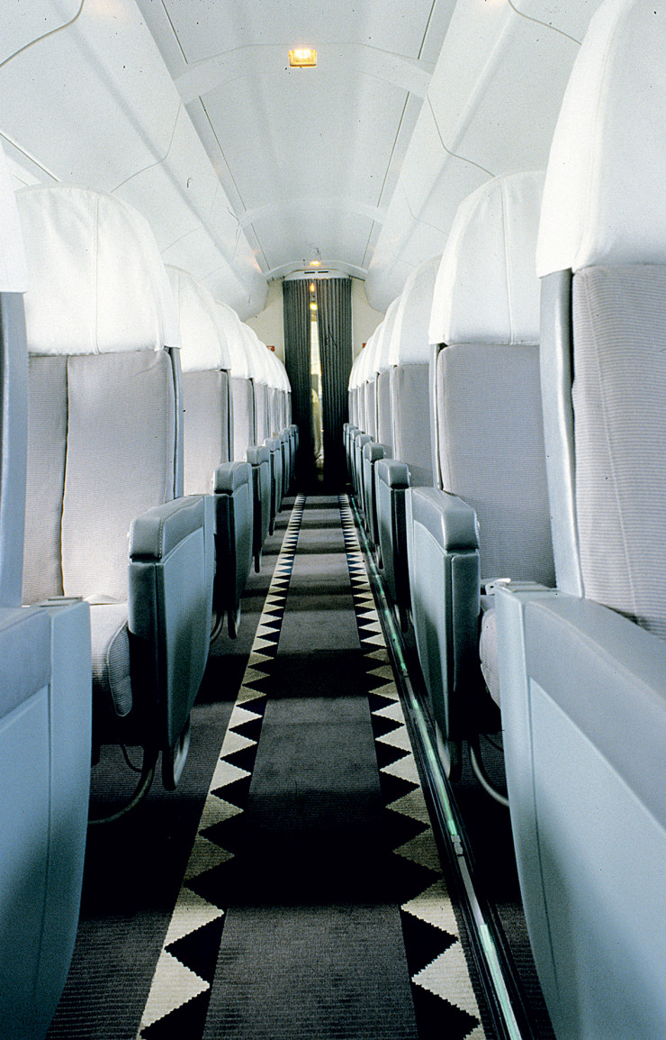 En 1993, Andrée Putman s’attelle à la rénovation des espaces intérieurs du Concorde et en profite pour redéfinir la notion de luxe aérien
