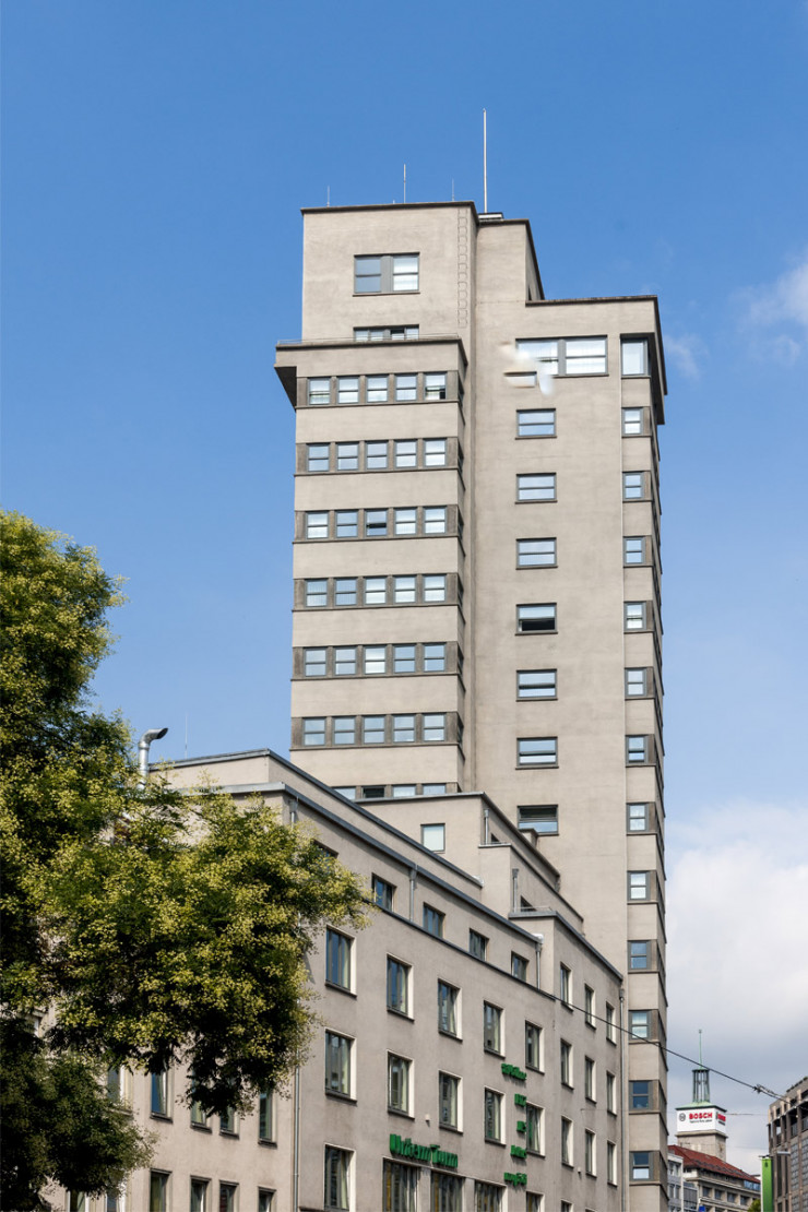 La tour Tagblatt à Stuttgart-Mitte est l’un des premiers gratte-ciel de la ville, érigée en 1927-28 par l’architecte Ernst Otto Osswald.