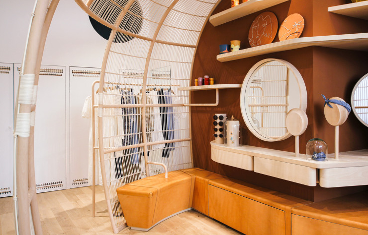 Un banc gainé de cuir naturel meuble l’espace intérieur.