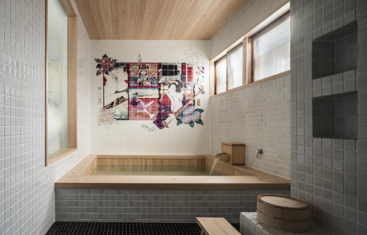 La baignoire surplombée par la peinture façon ukiyo-e (en français : image du monde flottant), style artistique populaire particulièrement en vogue dans les bains publics entre le XVIIe et le XIXe siècle au Japon.