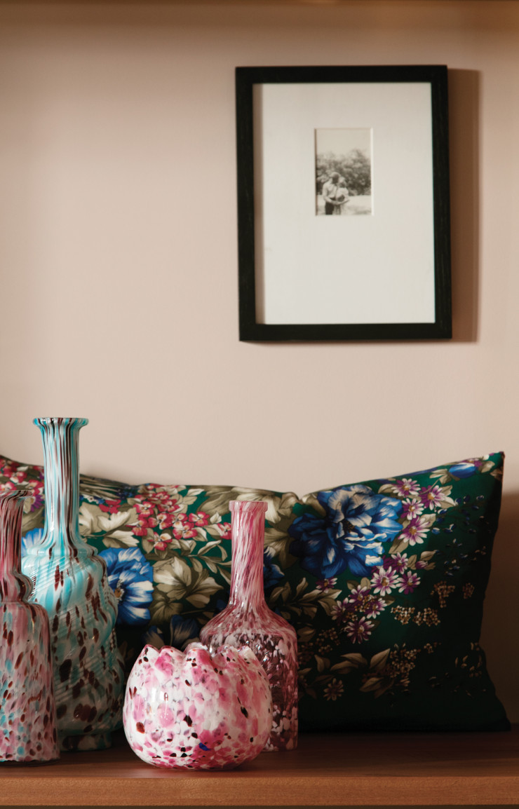 Chez The Socialite Family, des vases en verre de Murano se glissent dans le décor.