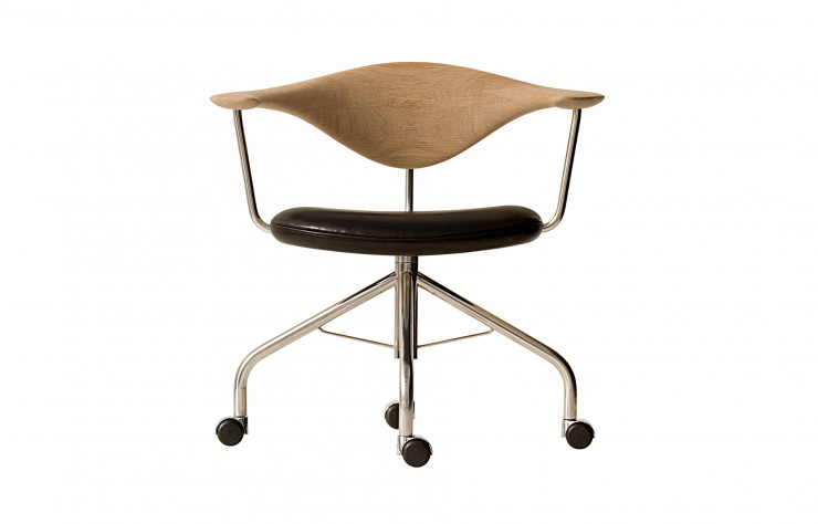 La chaise « Swivel » (1955). Cette chaise, que PP Møbler a rebaptisée « Boss », est née d’une critique de l’ergonomie du design danois. La réponse de Wegner ? Un dossier confortable mais en bois. Cette performance a un coût. Son créateur disait que la « Boss » était trop chère pour quelqu’un d’autre qu’un boss… Réédition PP Møbler, à partir de 9 560 €.