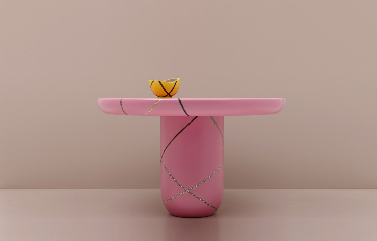 Sur son stand, la designer Nada Debs présentait notamment la table « Marquetry Mania ».