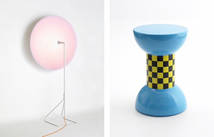 A gauche : Lampe « Parabole » de Pierre Charpin (2008). A droite : Tabouret « Enigma » d’Alessandro Mendini (2007).