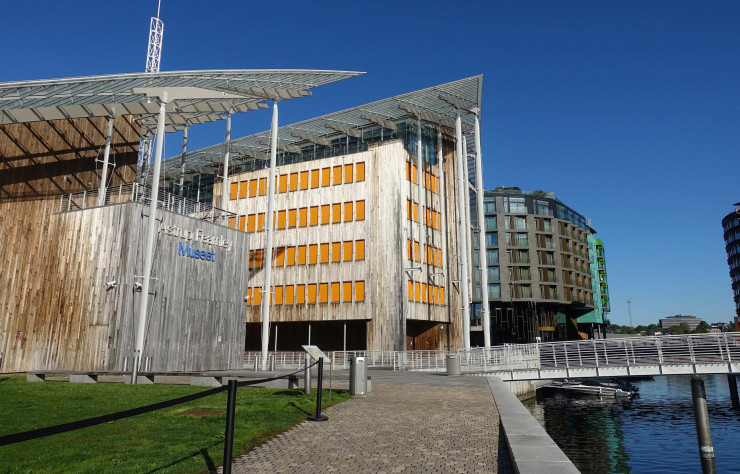 Ce musée, conçu par Renzo Piano, abrite la richissime collection de la compagnie de transports maritime Astrup Fearnley. Avec ses airs de coque de bateau, il va comme un gant au quartier de Tjuvholmen où l’on voit partout la mer.