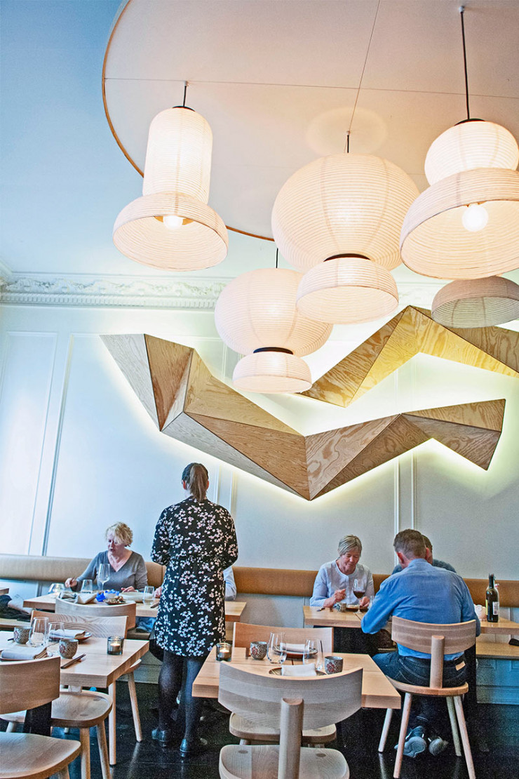 Finesse du décor et de la cuisine, d’inspiration asiatico-scandinave, chez Happolati, la table du chef Aleksander Vartdal.