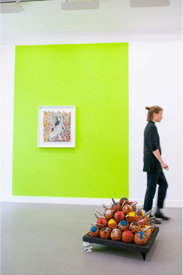L’espace d’art Kunstnerforbundet, avec, au premier plan, un empilement pyramidal de noix de coco par Markus Li Stensrud.