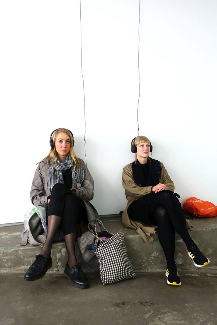 À la galerie OSL Contemporary, deux amatrices d’art face à une vidéo de Marjolijn Dijkman et Toril Johannessen.