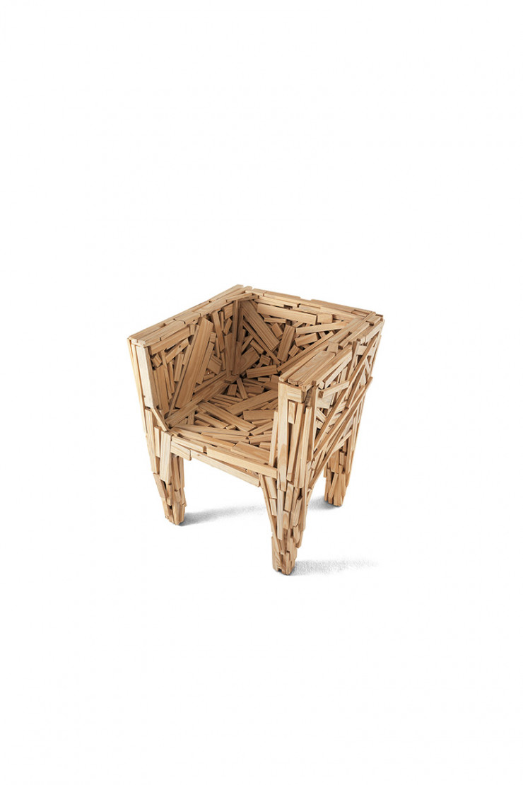 Il n’existe pas deux exemplaires identiques du célèbre fauteuil Favela (2003, Edra), confectionné avec des bouts de bois recyclés.