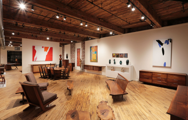 Après six mois d’une installation peaufinée de janvier à juin, la Moderne Gallery est la première galerie à rejoindre les espaces de The Showrooms. Fauteuils « Conoid », tables basses et banc de George Nakashima.