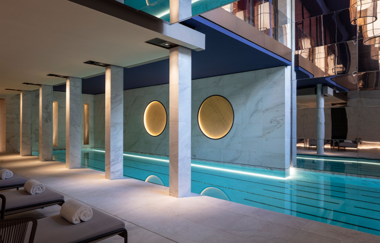 Ecrin de 700 m2, le spa Akasha de l’hôtel Lutetia offre à ses hôtes la possibilité de se détendre dans une piscine de 17 mètres de long, baignée de lumière naturelle.