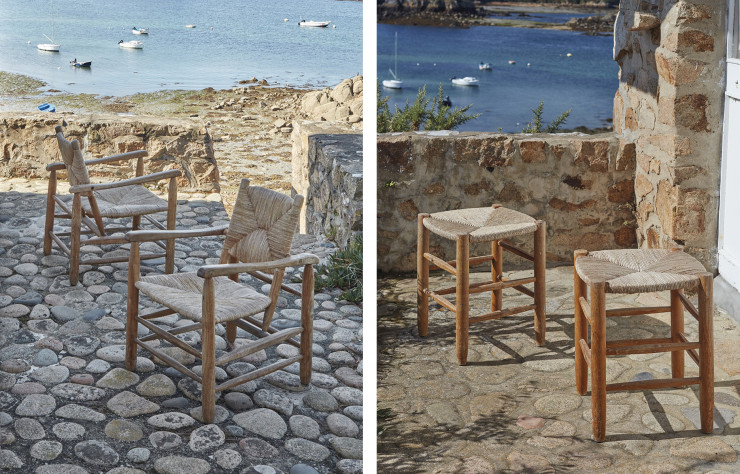 Parfaitement à l’aise dans le paysage de l’île de Bréhat, deux lots signés Charlotte Perriand. A gauche : Paire de fauteuils n. 21 dit « Paillés ». A droite : Paire de tabourets dits « Bauche ».
