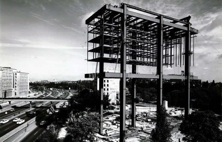 Le bâtiment d’André Bloc et Claude Parent lors de sa construction (1961-1969).