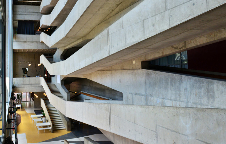 En 2004, le Centre national de la danse a pris ses quartiers dans le bâtiment de la cité administrative (1972), exemple d’architecture brutaliste réalisé par Jacques Kalisz incluant un monumental escalier à double révolution.