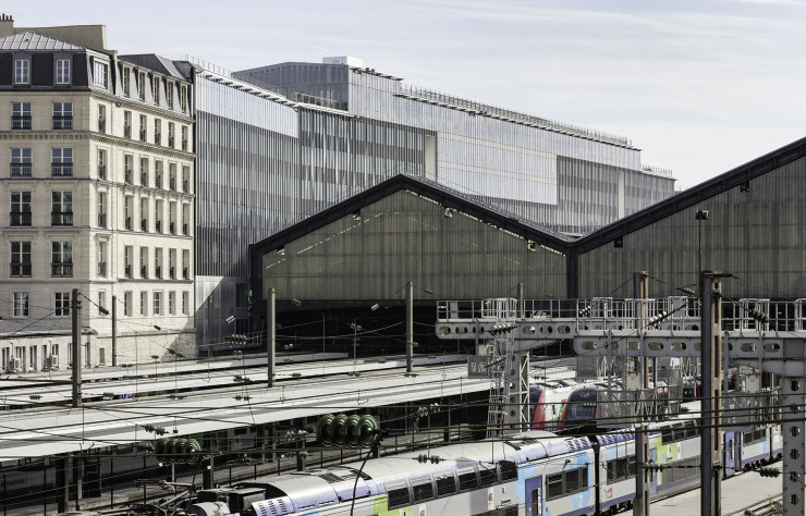 La façade arrière de Grand Central Saint-Lazare dialogue avec la verrière de la gare, inscrite depuis 1975 à l’inventaire des Monuments historiques.
