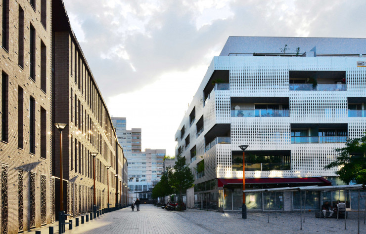 L’immeuble de logements et de commerces Anagrammes (2013), réalisé par Anne Démians place Olympe-de-Gouges, marque le renouveau du cœur de ville de Pantin.