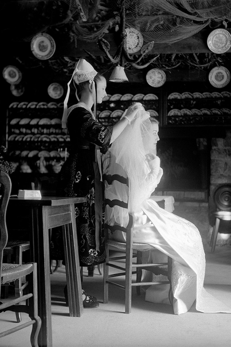 Mariage breton traditionnel. L’habillage de la mariée. Bretagne de Sabine Weiss (1954).