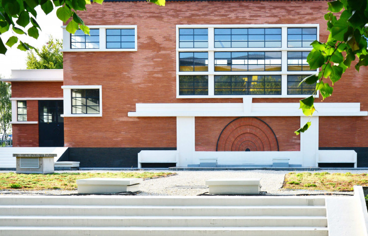Avec sa façade en brique rouge, l’usine des eaux (1936), également classée monument historique, est inspirée de l’architecture du Néerlandais Willem Marinus Dudok.