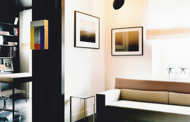 Salon et bureau-bibliothèque d’un appartement privé, à Paris, décoré par Tristan Auer. Au mur, des œuvres du photographe et architecte japonais Hiroshi Sugimoto.
