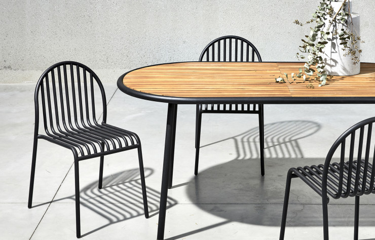 Table et chaises du designer Guillaume Delvigne.