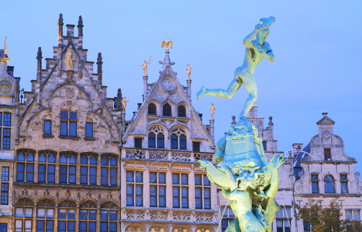 Lieu de rendez-vous du centre historique, la majestueuse Grand-Place (Grote Markt), ornée de la fontaine Brabo.