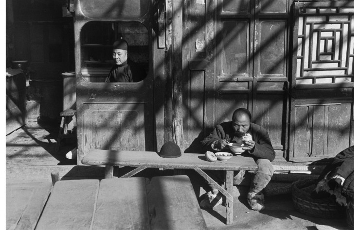 Henri Cartier-Bresson : « À l’entrée d’une taverne », Pékin, décembre 1948.