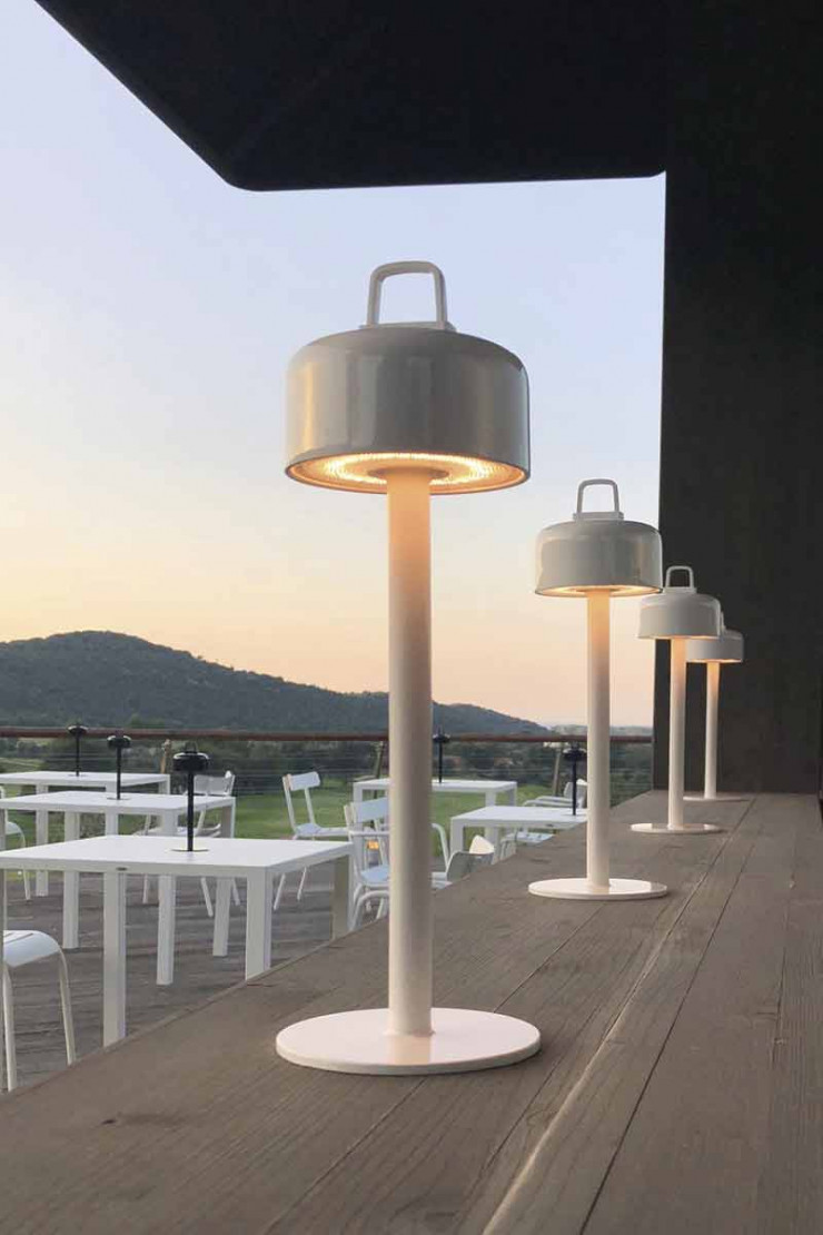 EMU propose Luciole, de Marco Merendi et Diego Vencato, une lampe d’extérieur disponible en version de table et sur piquet, pour pouvoir la planter.
