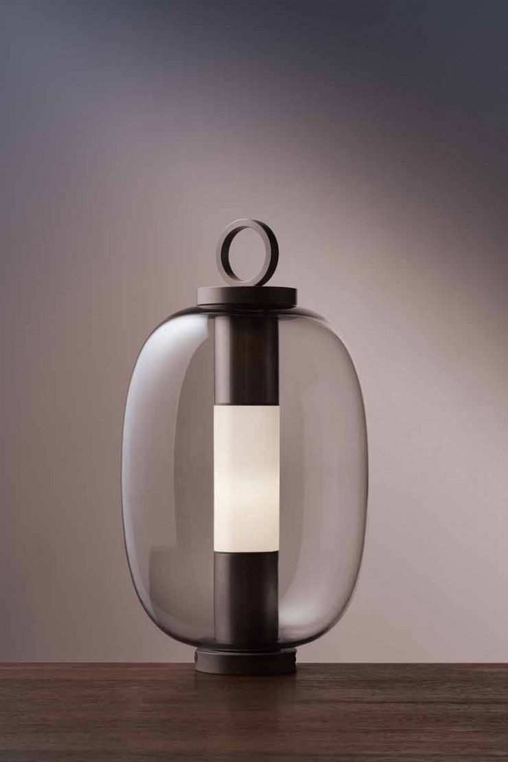Luca Nichetto signe Lucerna (Ethimo), une lampe de table inspirée des lanternes romaines avec diffuseur en verre soufflé.