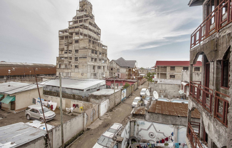 Sammy Baloji a non seulement filmé la construction de la tour utopique de l’original « Docteur », en République démocratique du Congo, mais il l’a aussi photographiée. Ici, détail de The Tower, 7th Street, Quartier Industrial, Municipality of Limete (2015).