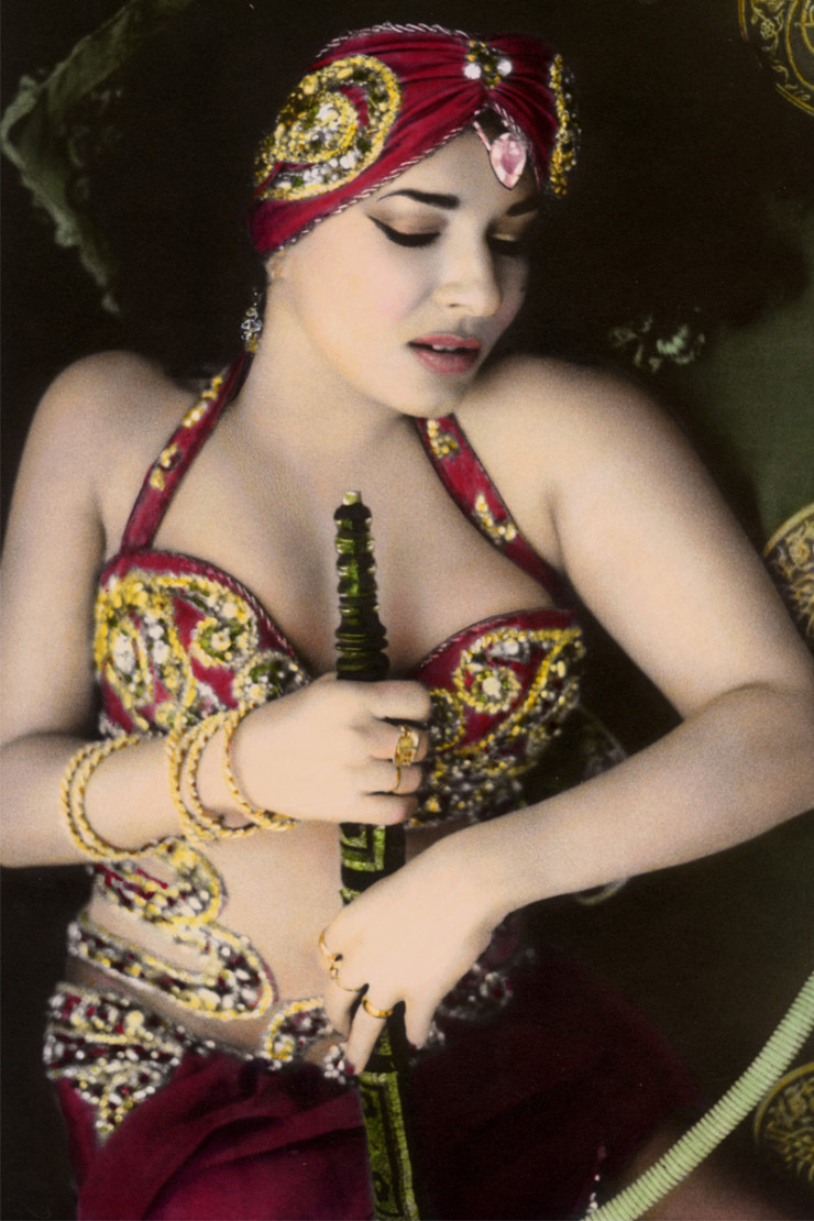 Natacha fume le narguilé, Le Caire, 2000. Le monde fantasmé et colorisé de Youssef Nabil, amateur de cinéma.