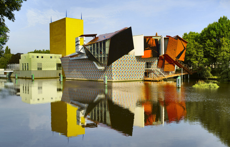 Fantaisiste et onirique, le musée d’Art de Groningue a été conçu par Alessandro Mendini, qui confia la réalisation de certains bâtiments à différents architectes renommés : Philippe Starck, le cabinet autrichien Coop Himmelb(l)au et Michele De Lucchi.