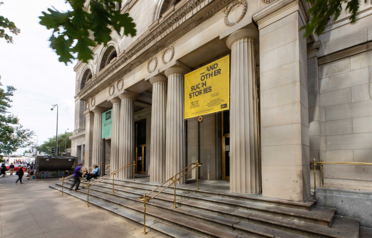 L’entrée du Chicago Cultural Center affiche le thème de cette biennale : « …And Other Such Stories ».