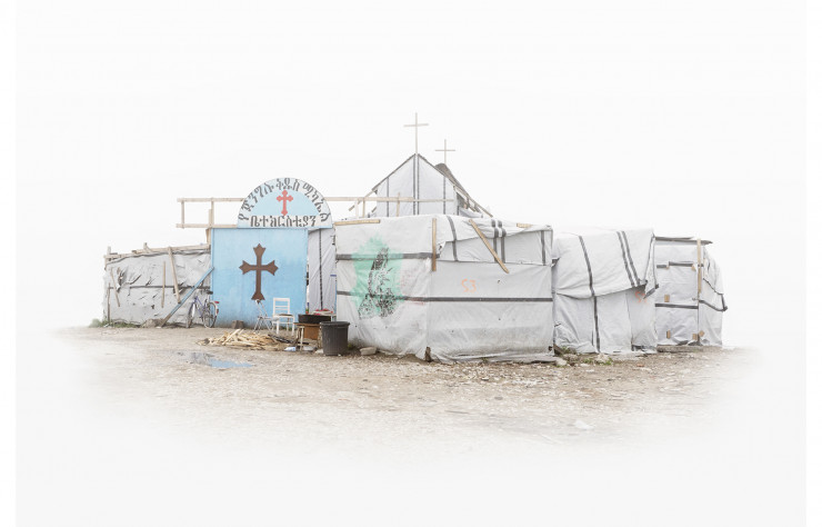 « Eglise orthodoxe, jungle de Calais » de Camille Gharbi  (2016), extrait de sa série « Lieux de vie ».