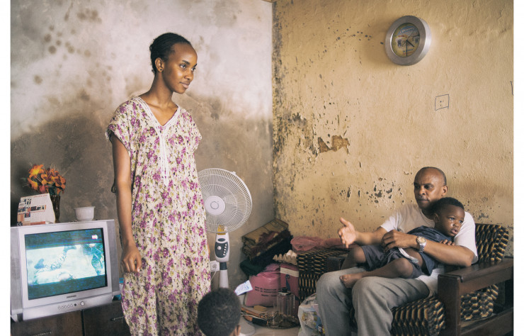« Nothing’s in Vain, 2014-2016 », 2016. Dans cette série, l’artiste sénégalaise Emmanuelle Andrianjafy photographie les scènes de rue de la ville portuaire de Dakar, réalise des portraits, saisit des paysages urbains ou naturels. Son travail, qui a remporté le MACK First Book Award 2017, a fait l’objet d’une publication la même année.
