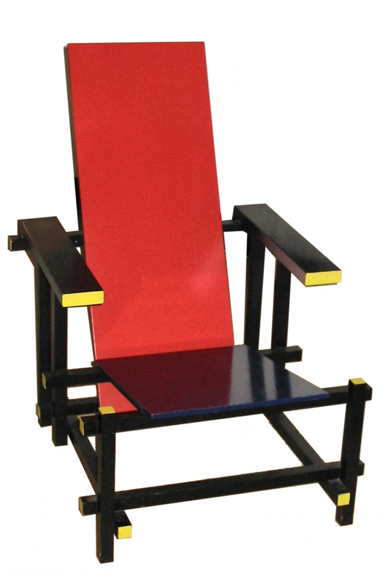 Rietveld crée la chaise Rood-Blauwe en 1917 avant de la peindre dans des couleurs primaires, emblématiques du mouvement De Stijl, en 1923.