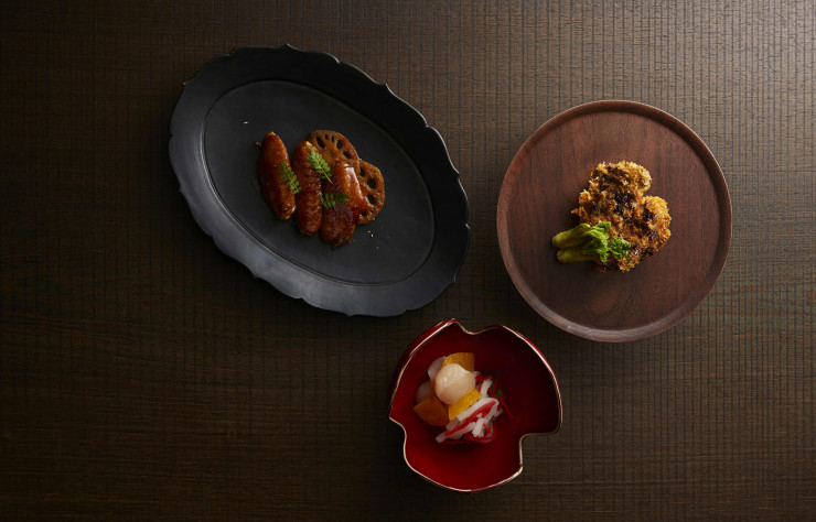 Ogata réinterprète de manière contemporaine la cuisine familiale et régionale, élaborée à travers l’archipel.