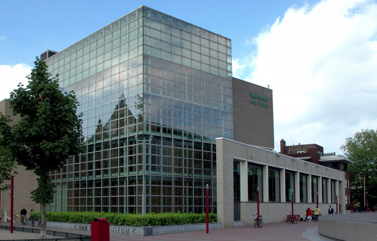 Achevé après la mort de l’architecte, le musée Van Gogh comprend deux bâtiments : le principal, inauguré en 1973, et une aile vitrée, ajoutée en 1999.