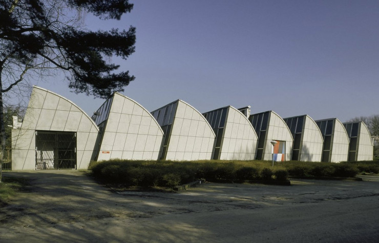 La création d’espaces industriels ou une manière pour Rietveld de concevoir des projets d’envergure : l ‘usine textile de Ploeg (1956) en est l’un des plus illustres exemples.