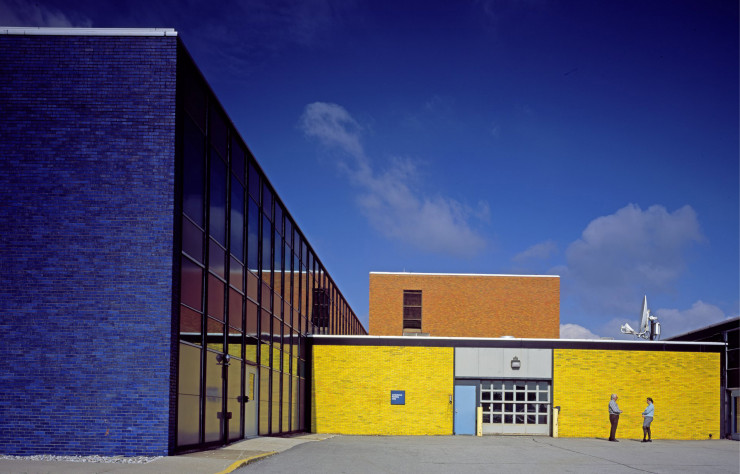 S’étendant sur un espace de 130 hectares, le General Motors Technical Center (1956) est divisé en plusieurs unités. Afin d’apporter un peu d’éclectisme visuel, les murs d’extrémité de chacun des secteurs sont faits à partir de briques de couleurs différentes.