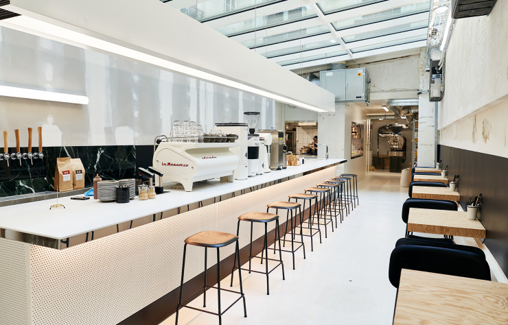 Au Back in Black Coffee, dans le XIe arrondissement de Paris, luminosité garantie grâce aux tons clairs et à la nouvelle verrière concoctés par l’architecte Franck Minnaërt.
