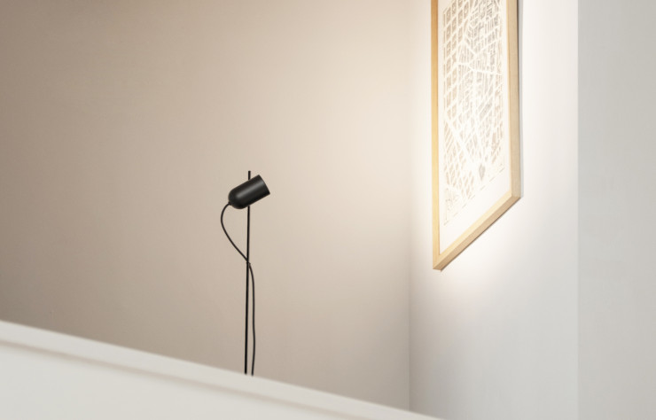Discrète et maniable, la lampe Fa Mini peut également illuminer vos œuvres d’art.