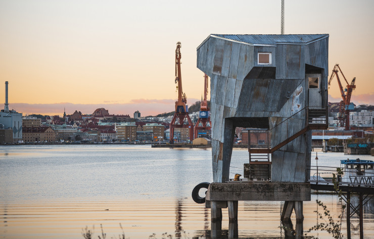 Avec son architecture en matériaux recyclés, Allmänna bastun est vite devenue le symbole de l’engagement écologique et durable de Göteborg. Conçu en 2015 par le collectif d’architectes allemands Raumlabor, ce sauna est ouvert à tous.