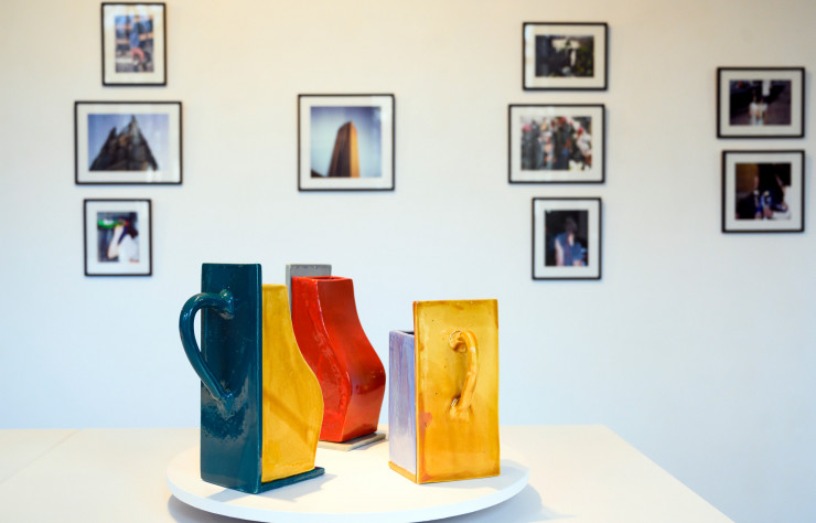 Eric Schmitt présente une nouvelle collection de céramiques : des cruches traditionnelles revues à travers un prisme cubiste.