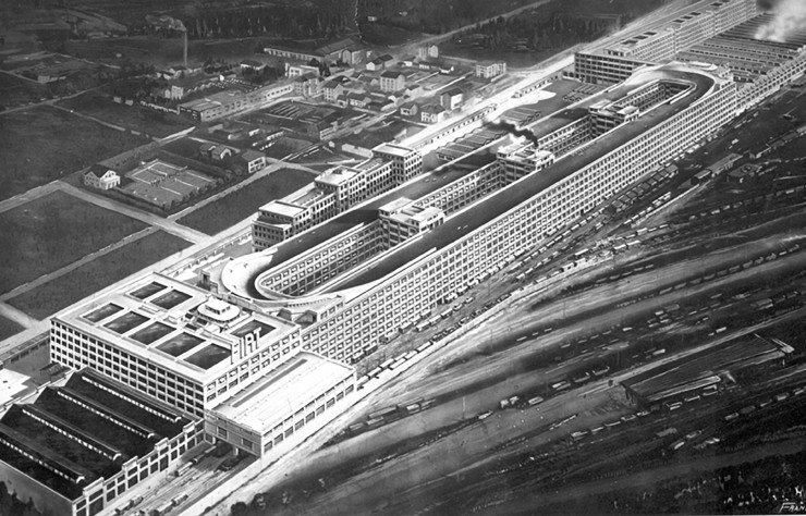 Ancien siège des usines Fiat, le Lingotto dispose d’une célèbre piste d’essai sur sa toiture. L »ensemble des bâtiments a depuis été transformé en centre commercial, bureaux, hôtels et centre des congrès par l’architecte Renzo Piano.